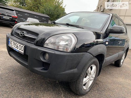 Hyundai Tucson 2005  випуску Дніпро з двигуном 2 л  позашляховик механіка за 7600 долл. 