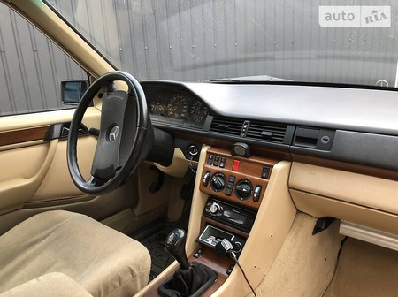 Mercedes-Benz E 300 1991  випуску Київ з двигуном 3 л бензин універсал механіка за 3800 долл. 