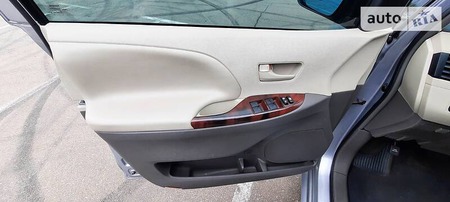 Toyota Sienna 2011  випуску Київ з двигуном 2.7 л бензин мінівен автомат за 15800 долл. 