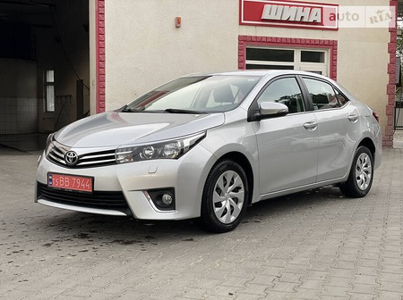 Toyota Corolla 2016  випуску Чернівці з двигуном 1.6 л бензин седан механіка за 11950 долл. 