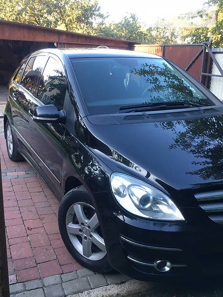 Mercedes-Benz B 180 2011  випуску Львів з двигуном 2 л дизель хэтчбек автомат за 9700 долл. 