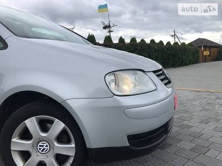 Volkswagen Touran 2005  випуску Львів з двигуном 1.6 л бензин мінівен механіка за 5699 долл. 