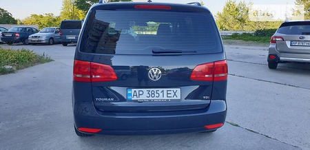 Volkswagen Touran 2014  випуску Запоріжжя з двигуном 2 л дизель мінівен  за 14100 долл. 