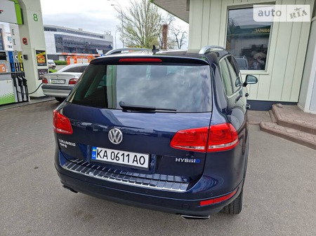 Volkswagen Touareg 2011  випуску Київ з двигуном 3 л гібрид позашляховик  за 15500 долл. 