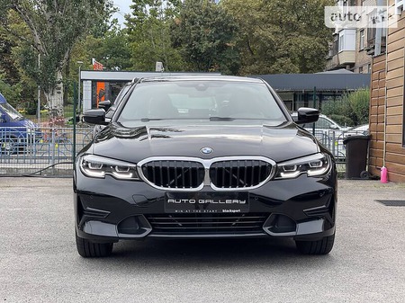 BMW 330 2019  випуску Київ з двигуном 2 л бензин седан  за 38500 долл. 