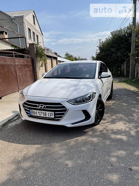 Hyundai Elantra 2016  випуску Одеса з двигуном 1.6 л бензин седан автомат за 12900 долл. 