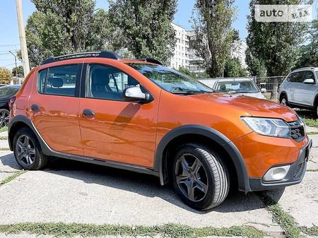 Renault Sandero 2017  випуску Харків з двигуном 1.5 л дизель хэтчбек механіка за 10390 долл. 