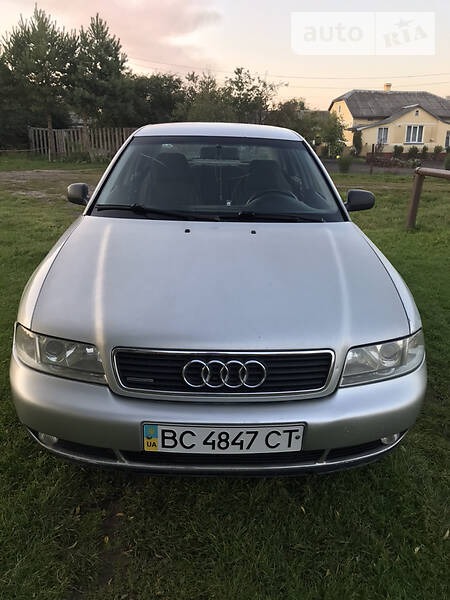 Audi A4 Limousine 1995  випуску Львів з двигуном 1.8 л  седан механіка за 4000 долл. 