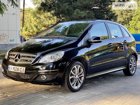 Mercedes-Benz B 180 2010  випуску Дніпро з двигуном 1.7 л бензин хэтчбек автомат за 9600 долл. 