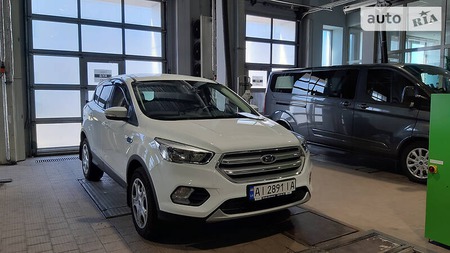 Ford Kuga 2017  випуску Київ з двигуном 2 л дизель позашляховик механіка за 19999 долл. 