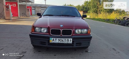 BMW 318 1995  випуску Івано-Франківськ з двигуном 1.8 л  седан механіка за 3900 долл. 