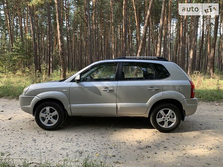 Hyundai Tucson 2008  випуску Суми з двигуном 2 л бензин позашляховик механіка за 8999 долл. 