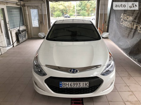 Hyundai Sonata 2014  випуску Одеса з двигуном 2.4 л гібрид седан автомат за 9999 долл. 