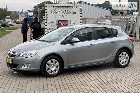 Opel Astra 2011  випуску Рівне з двигуном 1.6 л бензин хэтчбек автомат за 6950 долл. 