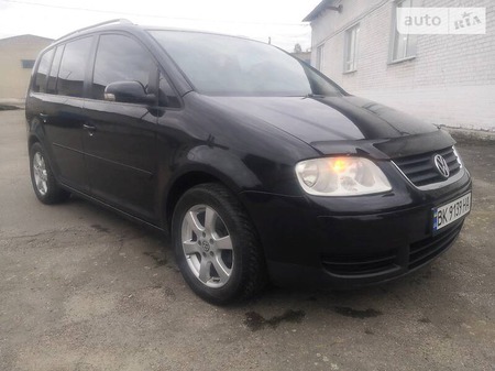 Volkswagen Touran 2006  випуску Рівне з двигуном 2 л дизель мінівен механіка за 7777 долл. 