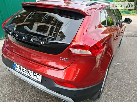 Volvo V40 2016  випуску Київ з двигуном 2 л бензин хэтчбек автомат за 23000 долл. 