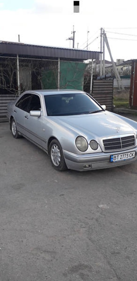 Mercedes-Benz E 300 1996  випуску Херсон з двигуном 3 л дизель седан автомат за 5500 долл. 