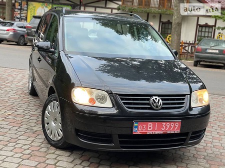 Volkswagen Touran 2004  випуску Львів з двигуном 1.6 л бензин мінівен механіка за 5950 долл. 