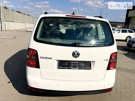 Volkswagen Touran 2009  випуску Львів з двигуном 1.4 л бензин мінівен механіка за 6999 долл. 