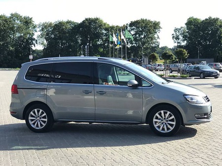 Volkswagen Sharan 2014  випуску Львів з двигуном 2 л дизель мінівен механіка за 18900 долл. 