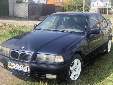 BMW 318 1992  випуску Дніпро з двигуном 1.8 л  седан механіка за 2500 долл. 