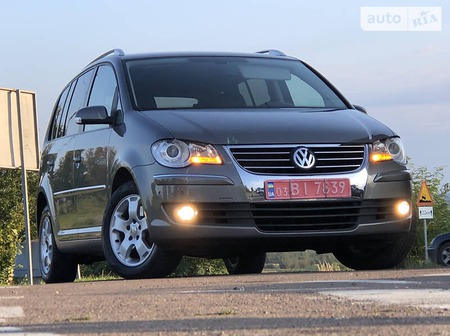 Volkswagen Touran 2008  випуску Львів з двигуном 0 л бензин універсал автомат за 7850 долл. 