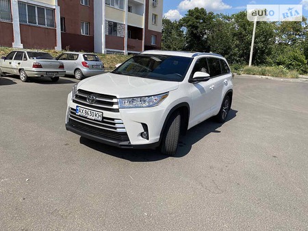 Toyota Highlander 2015  випуску Харків з двигуном 3.5 л бензин позашляховик автомат за 30000 долл. 