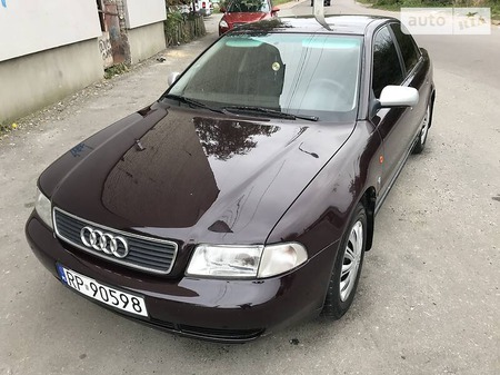 Audi A4 Limousine 1996  випуску Львів з двигуном 1.6 л  седан механіка за 1199 долл. 