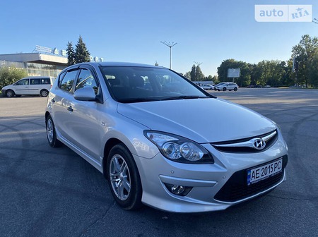 Hyundai i30 2011  випуску Дніпро з двигуном 1.4 л бензин хэтчбек механіка за 9390 долл. 