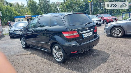 Mercedes-Benz B 180 2010  випуску Дніпро з двигуном 1.7 л бензин хэтчбек автомат за 9200 долл. 