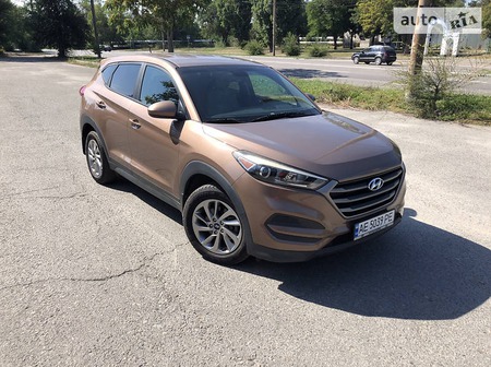 Hyundai Tucson 2015  випуску Дніпро з двигуном 2 л бензин позашляховик автомат за 17450 долл. 