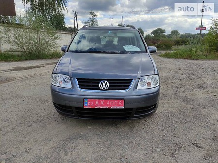 Volkswagen Touran 2006  випуску Львів з двигуном 1.6 л бензин мінівен механіка за 6300 долл. 