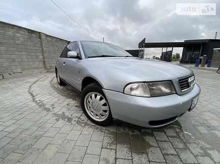 Audi A4 Limousine 1996  випуску Львів з двигуном 1.6 л  седан механіка за 4200 долл. 