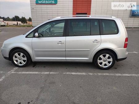 Volkswagen Touran 2004  випуску Львів з двигуном 2 л бензин мінівен механіка за 6100 долл. 