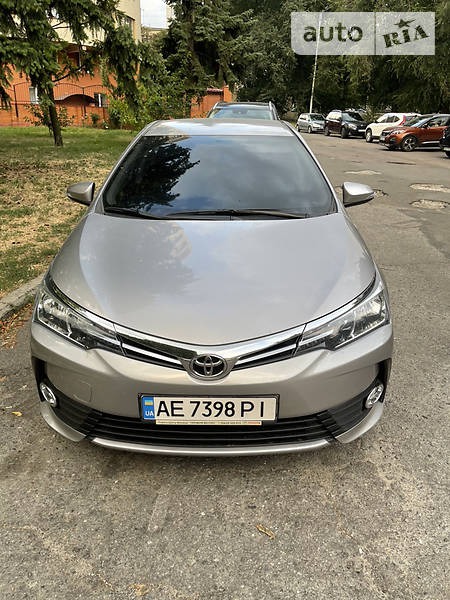 Toyota Corolla 2018  випуску Дніпро з двигуном 1.6 л бензин седан механіка за 14400 долл. 