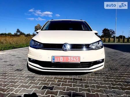 Volkswagen Touran 2018  випуску Львів з двигуном 2 л дизель мінівен автомат за 14500 долл. 