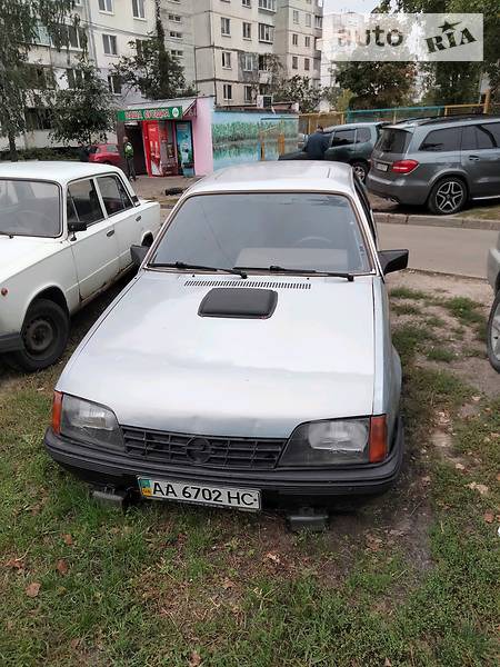 Opel Rekord 1984  випуску Київ з двигуном 2.4 л бензин седан механіка за 650 долл. 