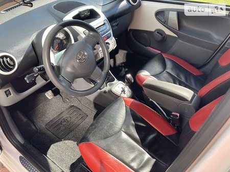 Toyota Aygo 2010  випуску Житомир з двигуном 1 л бензин хэтчбек автомат за 7100 долл. 
