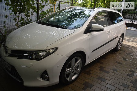 Toyota Auris 2014  випуску Херсон з двигуном 2 л дизель універсал механіка за 10500 долл. 