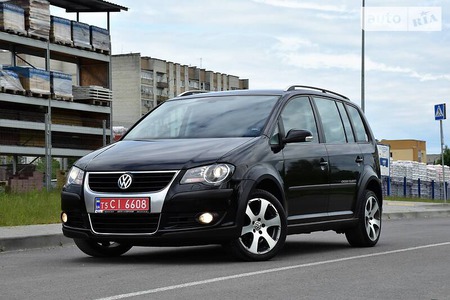 Volkswagen Touran 2009  випуску Львів з двигуном 2 л дизель універсал автомат за 10250 долл. 