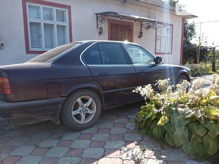 BMW 518 1991  випуску Чернівці з двигуном 1.8 л бензин седан механіка за 2900 долл. 