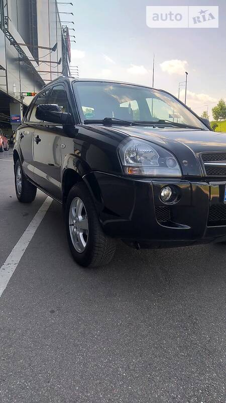 Hyundai Tucson 2006  випуску Київ з двигуном 2 л бензин позашляховик механіка за 7999 долл. 