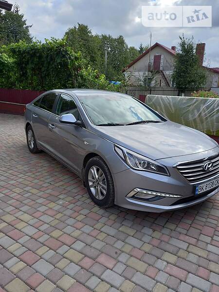 Hyundai Sonata 2015  випуску Рівне з двигуном 2 л газ седан  за 11900 долл. 