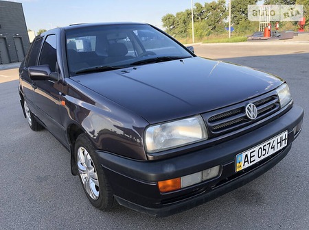 Volkswagen Vento 1993  випуску Дніпро з двигуном 1.8 л бензин седан механіка за 2550 долл. 