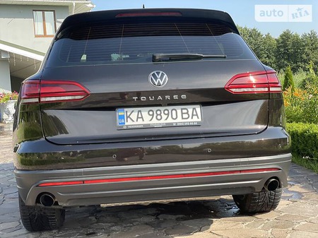 Volkswagen Touareg 2020  випуску Київ з двигуном 3 л бензин універсал  за 60000 долл. 