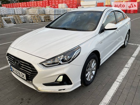 Hyundai Sonata 2018  випуску Одеса з двигуном 2 л газ седан автомат за 15800 долл. 