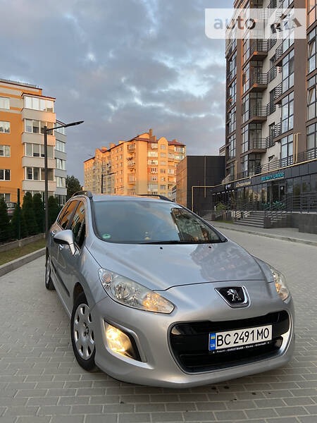 Peugeot 308 SW 2011  випуску Львів з двигуном 1.6 л дизель універсал механіка за 7700 долл. 