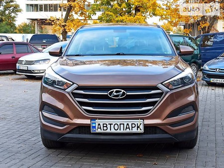 Hyundai Tucson 2015  випуску Дніпро з двигуном 2 л бензин позашляховик автомат за 17700 долл. 