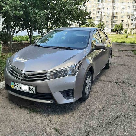 Toyota Corolla 2013  випуску Кропивницький з двигуном 1.3 л бензин седан механіка за 11999 долл. 