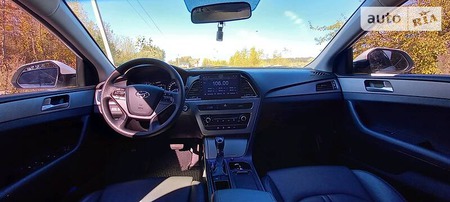 Hyundai Sonata 2015  випуску Хмельницький з двигуном 2 л газ седан  за 12900 долл. 
